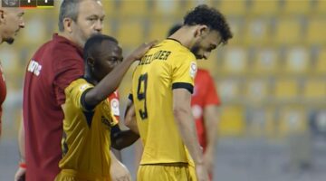 أحمد عبد القادر يغادر مباراة قطر والشحانية مصابًا (فيديو)