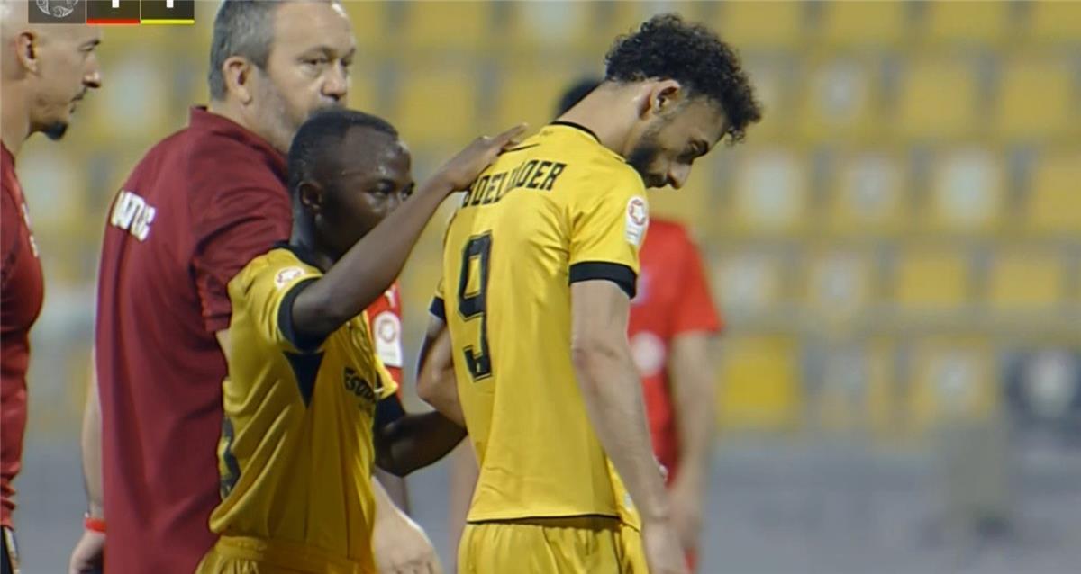 أحمد عبد القادر يغادر مباراة قطر والشحانية مصابًا (فيديو) أحمد عبد القادر يغادر مباراة قطر والشحانية مصابًا (فيديو)
