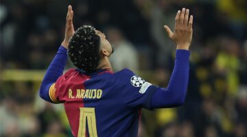 أراوخو يحتفل مع برشلونة.. ويخطف القلوب بعرض رومانسي