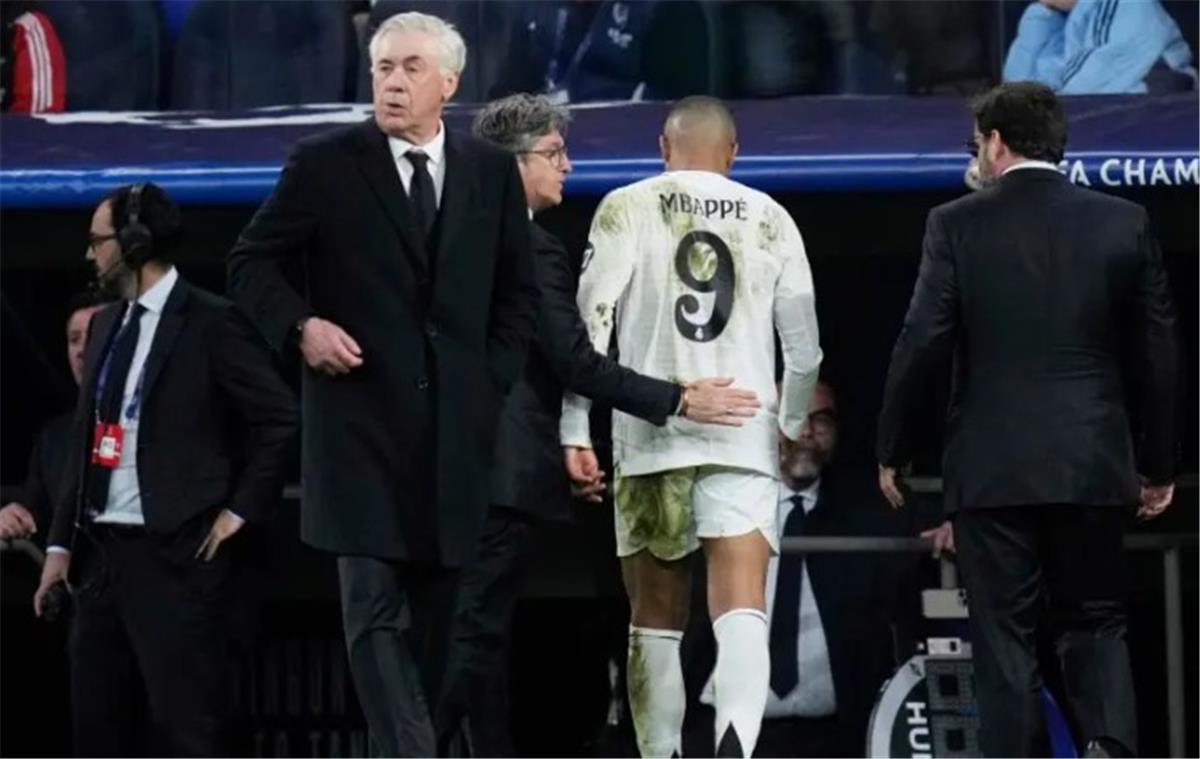 أسطورة ريال مدريد يفتح النار: لا دكة ولا روح وآرسنال كان الأفضل أسطورة ريال مدريد يفتح النار: لا دكة ولا روح وآرسنال كان الأفضل