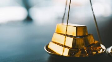 أسعار الذهب تتراجع أكثر من 1% مع دراسة الصين إعفاء بعض السلع الأميركية
