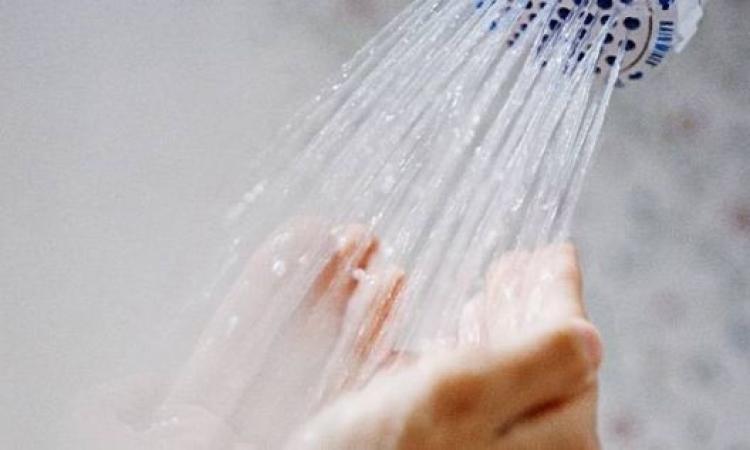 أطباء ينصحون بتجنب الاستحمام صباحا يسبب تهيج البشرة أطباء ينصحون بتجنب الاستحمام صباحا يسبب تهيج البشرة