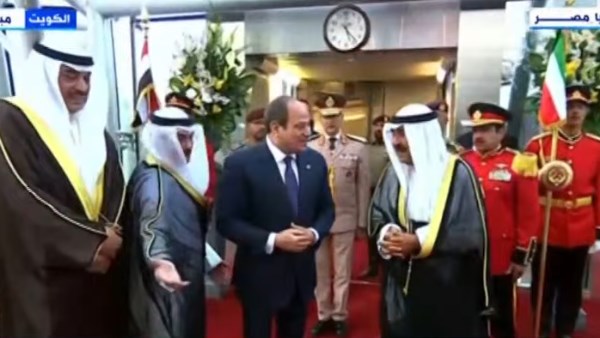 أمير الكويت يستقبل الرئيس السيسي فور وصوله إلى البلاد أمير الكويت يستقبل الرئيس السيسي فور وصوله إلى البلاد