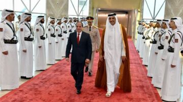 أمير قطر يستقبل الرئيس السيسي في مطار حمد الدولى بالدوحة