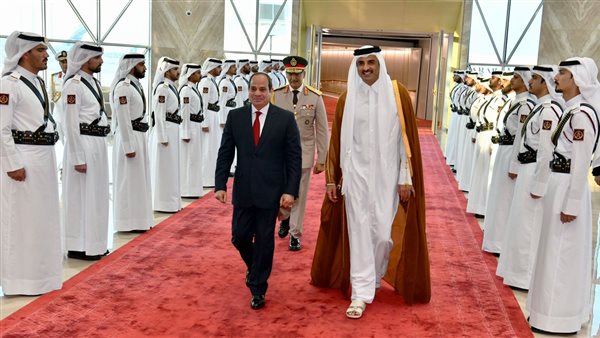 أمير قطر يستقبل الرئيس السيسي في مطار حمد الدولى بالدوحة أمير قطر يستقبل الرئيس السيسي في مطار حمد الدولى بالدوحة