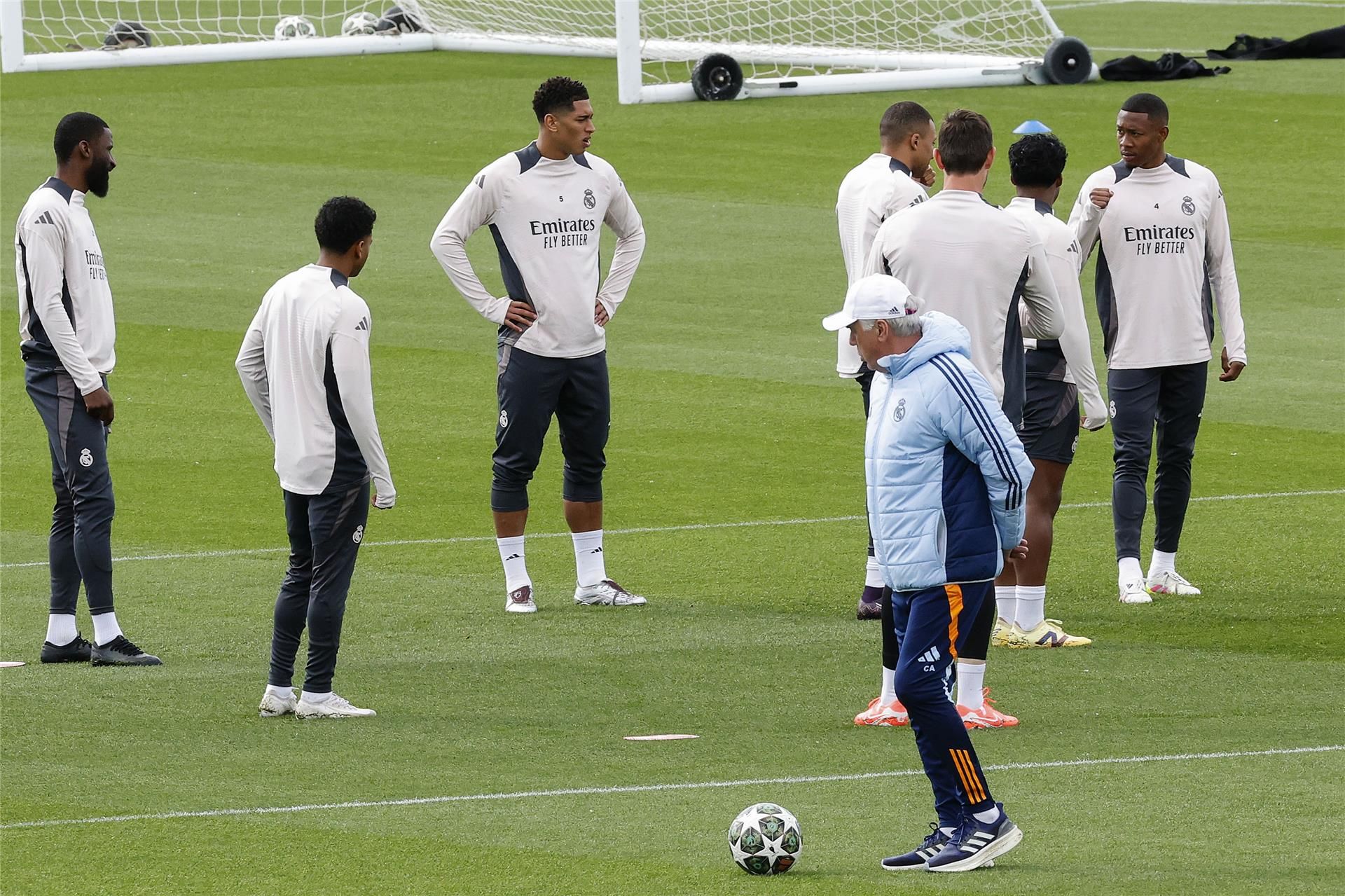 أنشيلوتي يعلن قائمة ريال مدريد لموقعة آرسنال أنشيلوتي يعلن قائمة ريال مدريد لموقعة آرسنال