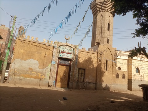 أهالي وابورات المطاعنة بالأقصر يناشدون وزير الأوقاف لإنقاذ المسجد العتيق أهالي وابورات المطاعنة بالأقصر يناشدون وزير الأوقاف لإنقاذ المسجد العتيق