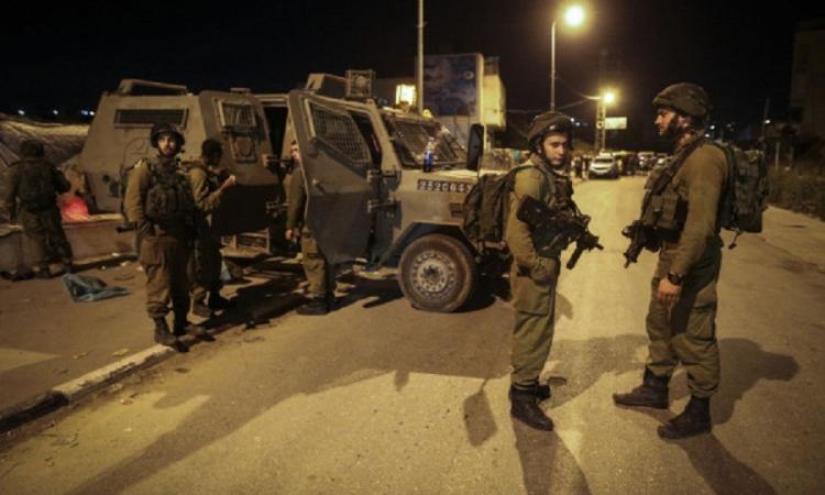 الاحتلال يقتحم بلدتين برام الله ويصيب عدد من الفلسطينيين بالاختناق الاحتلال يقتحم بلدتين برام الله ويصيب عدد من الفلسطينيين بالاختناق