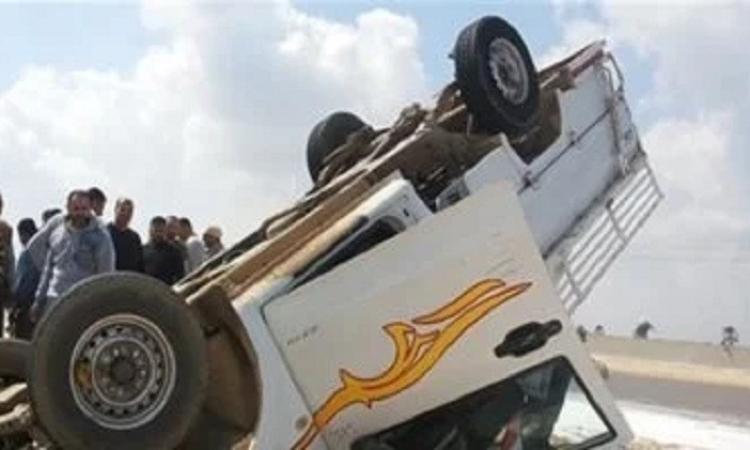 مصرع شخص وإصابة 17 آخرين فى انقلاب سيارة ربع نقل بطريق الواحات الصحراوى مصرع شخص وإصابة 17 آخرين فى انقلاب سيارة ربع نقل بطريق الواحات الصحراوى