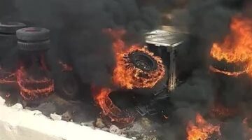 إصابة شخصين في انقلاب شاحنة نقل ثقيل واشتعال النيران بها بطريق الزعفرانة – بني سويف | بث مباشر