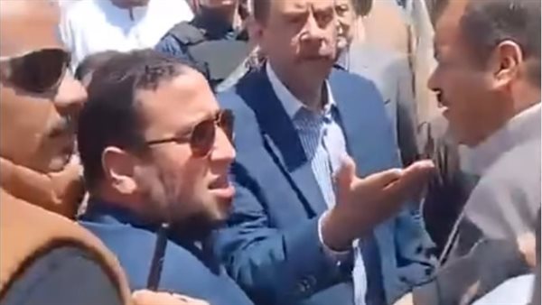 إقالة سكرتير عام محافظة سوهاج.. التفاصيل الكاملة عن واقعة مشادة بين المسؤولين إقالة سكرتير عام محافظة سوهاج.. التفاصيل الكاملة عن واقعة مشادة بين المسؤولين