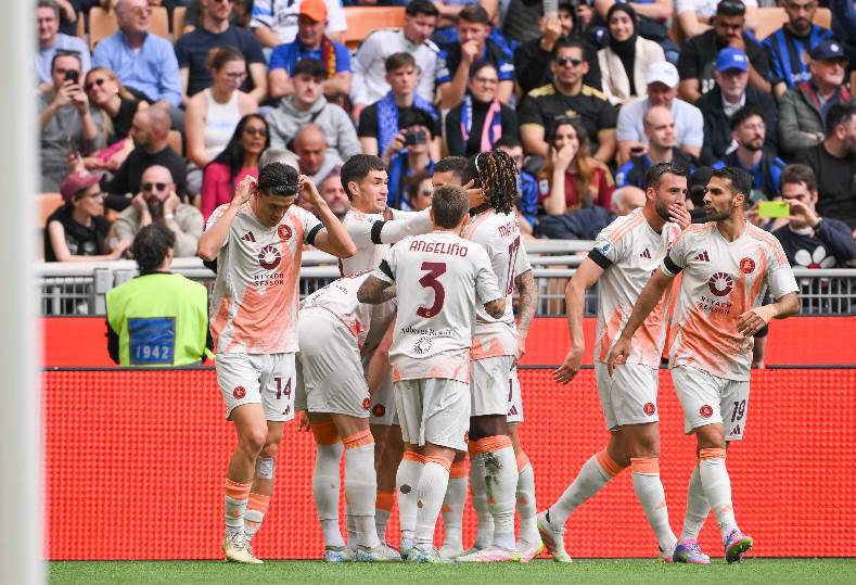 إنتر ميلان يفقد صدارة الدوري الإيطالي بعد الهزيمة من روما إنتر ميلان يفقد صدارة الدوري الإيطالي بعد الهزيمة من روما