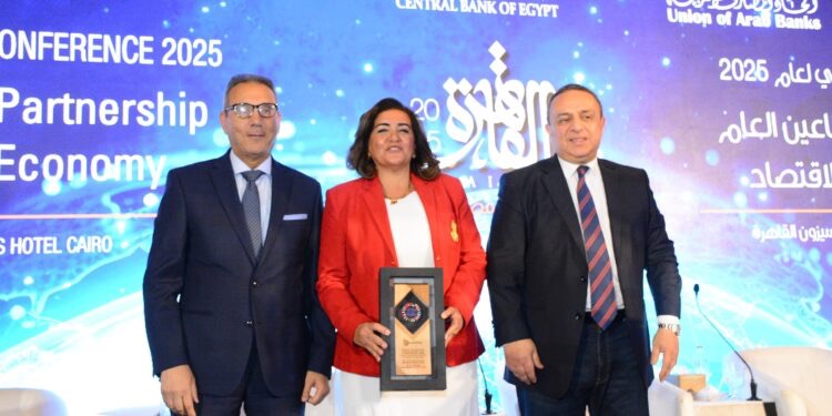 اتحاد المصارف العربية يكرم بنك قناة السويس.. والدكتورة نور الزيني تتسلم التكريم اتحاد المصارف العربية يكرم بنك قناة السويس.. والدكتورة نور الزيني تتسلم التكريم
