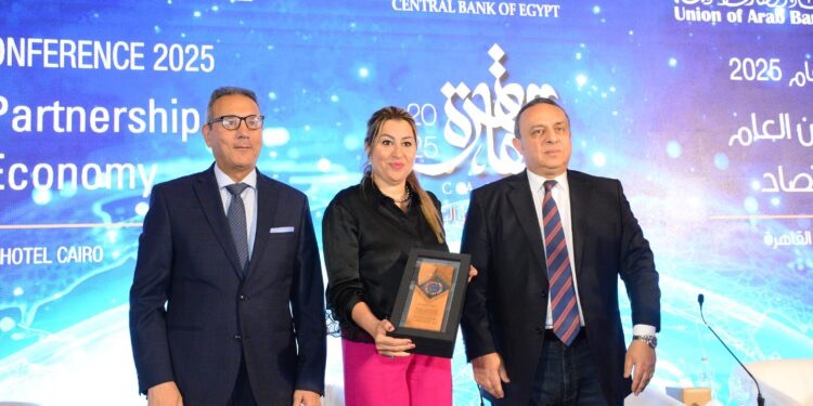 اتحاد المصارف العربية يكرم بنك نكست.. وريهام دياب تتسلم التكريم اتحاد المصارف العربية يكرم بنك نكست.. وريهام دياب تتسلم التكريم