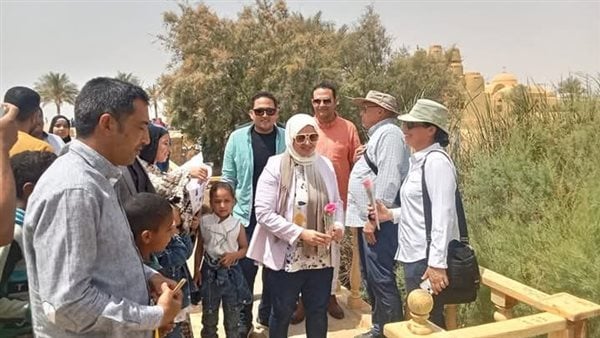 احتفالا بشم النسيم.. رئيس مدينة يوسف الصديق تستقبل زوار المناطق السياحية بالورود | صور احتفالا بشم النسيم.. رئيس مدينة يوسف الصديق تستقبل زوار المناطق السياحية بالورود | صور