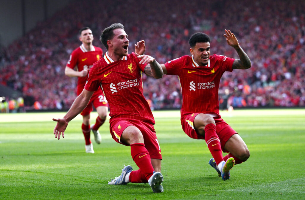 احتفالات لاعبي ليفربول بعد التتويج بلقب الدوري الإنجليزي الـ20 احتفالات لاعبي ليفربول بعد التتويج بلقب الدوري الإنجليزي الـ20
