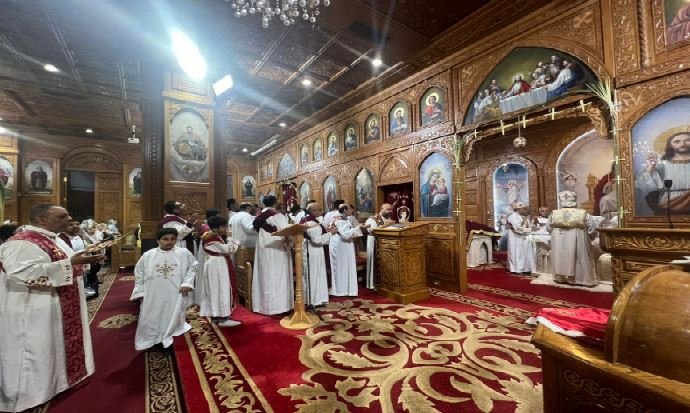 احتفالًا بـ«أحد الشعانين».. باعة الزعف يزينون محيط كنائس السويس احتفالًا بـ«أحد الشعانين».. باعة الزعف يزينون محيط كنائس السويس