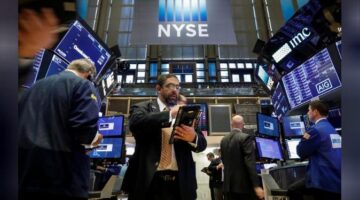 ستاندرد آند بورز 500 ينهي سلسلة مكاسب مع تزايد حالة عدم اليقين بشأن صفقات الرسوم الجمركية