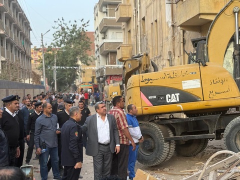 استخراج 6 جثامين من المنزل المنهار بحي شرق أسيوط استخراج 6 جثامين من المنزل المنهار بحي شرق أسيوط