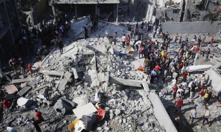 استشهاد 14 فلسطينيا جراء قصف الاحتلال مقهى ومنزلا وسط وجنوب قطاع غزة استشهاد 14 فلسطينيا جراء قصف الاحتلال مقهى ومنزلا وسط وجنوب قطاع غزة