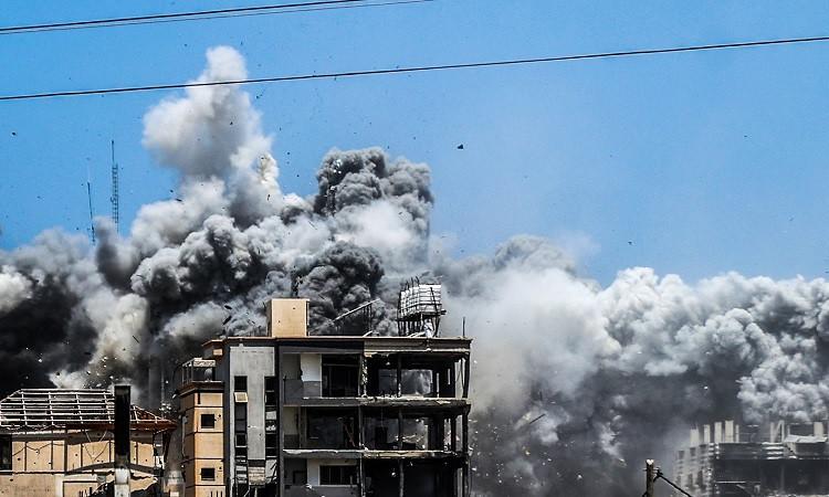 استشهاد عدد من الفلسطينيين وإصابة آخرين في قصف إسرائيلي على مدينة غزة استشهاد عدد من الفلسطينيين وإصابة آخرين في قصف إسرائيلي على مدينة غزة