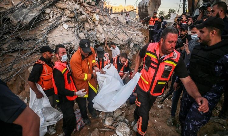 استشهاد وإصابة 6 فلسطينيين في قصف إسرائيلي على مخيم البريج بغزة استشهاد وإصابة 6 فلسطينيين في قصف إسرائيلي على مخيم البريج بغزة