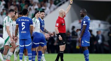 اشتباكات وإنذارات.. كلاسيكو الهلال والأهلي على صفيح ساخن
