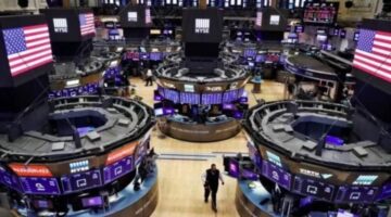 افتتاح مؤشرات الأسهم الأمريكية على أداء متباين والضغط على شركات التكنولوجيا