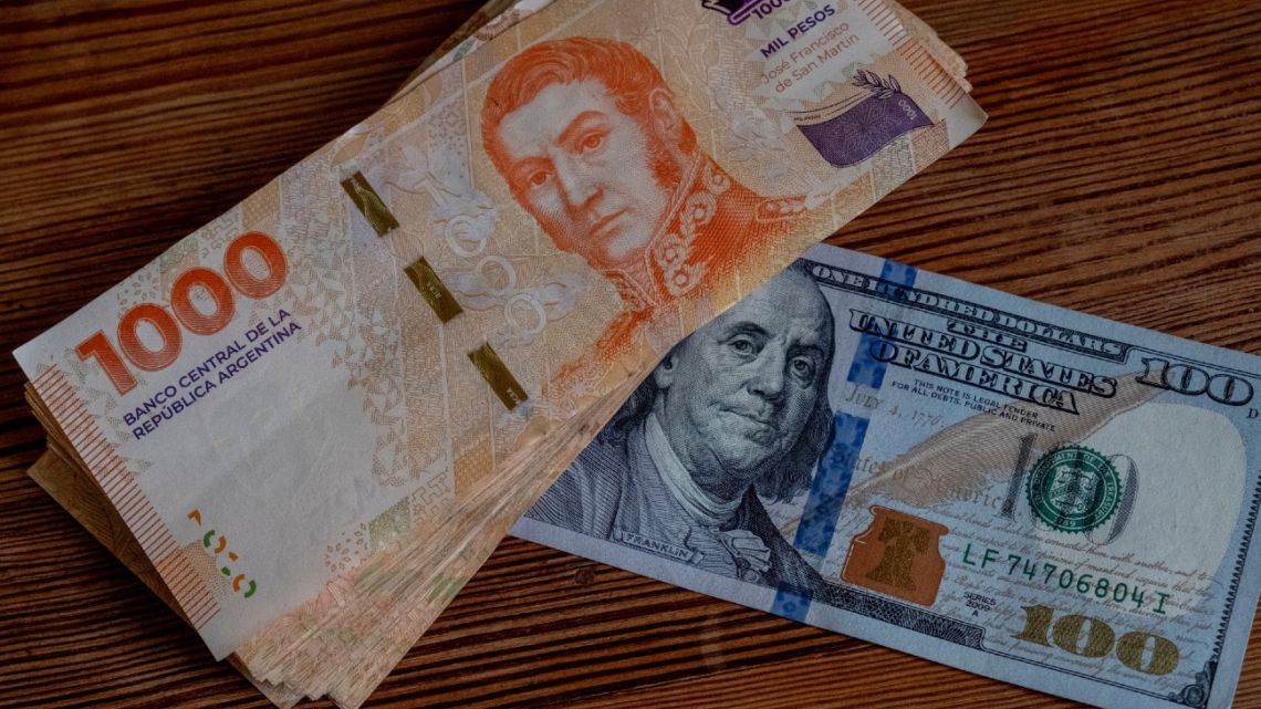 الأرجنتين تلغي ربط البيزو بالدولار.. وتتبنّى سياسة التعويم المدار الأرجنتين تلغي ربط البيزو بالدولار.. وتتبنّى سياسة التعويم المدار