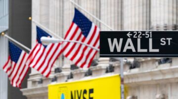 الأسهم الأميركية تغلق مرتفعة بدعم الأرباح الفصلية وتخفيف التوترات التجارية