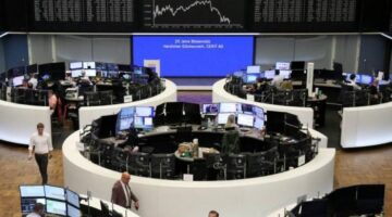 الأسهم الأوروبية تعمق خسائرها وتهبط 4 % بعد «رسوم الصين» الجديدة