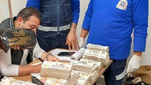 الأمانة كنز.. مسعفان يسلمان نقودا ومجوهرات بـ6.5 مليون جنيه في المنيا الأمانة كنز.. مسعفان يسلمان نقودا ومجوهرات بـ6.5 مليون جنيه في المنيا