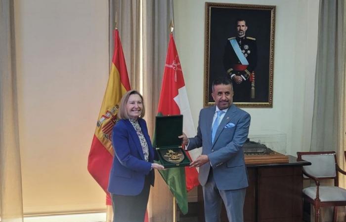 الأمين العام بوزارة الدفاع يلتقي بوزيرة الدّولة لشؤون الدفاع بمملكة إسبانيا الأمين العام بوزارة الدفاع يلتقي بوزيرة الدّولة لشؤون الدفاع بمملكة إسبانيا