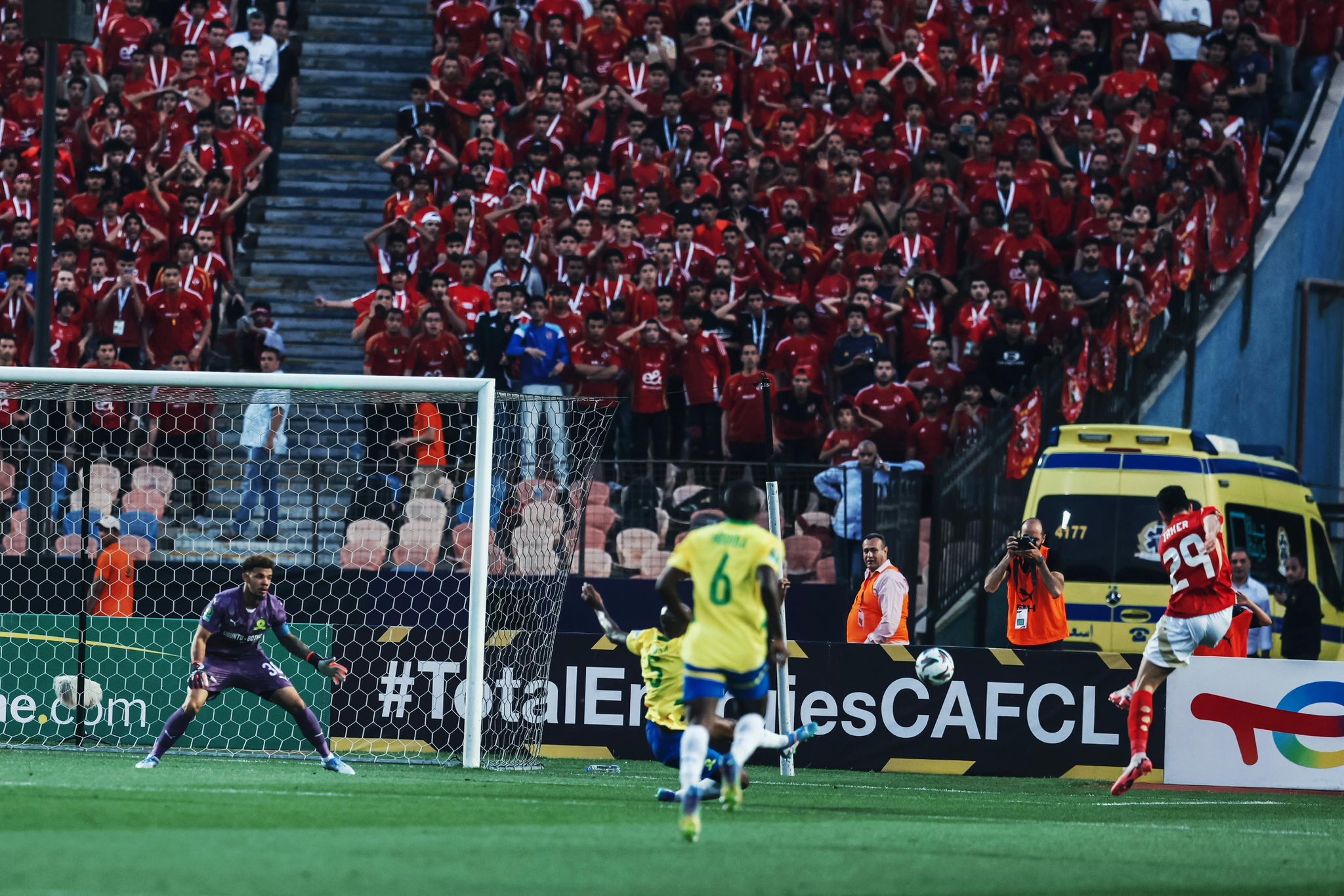 تعليق مفاجيء من بيراميدز على خروج الأهلي أمام صنداونز بدوري أبطال أفريقيا