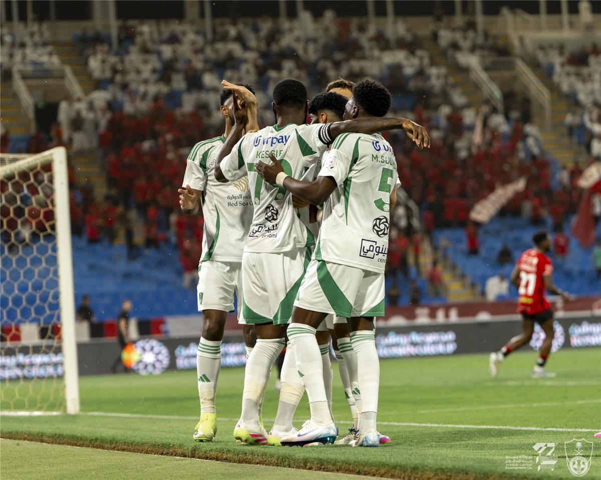 الأهلي يتخطى الرائد بثنائية في الدوري السعودي الأهلي يتخطى الرائد بثنائية في الدوري السعودي