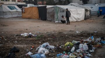 ” الأونروا”: تراكم النفايات يساهم بانتشار المرض في غزة