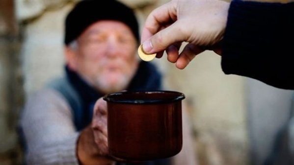 الإفتاء: لا إثم على منع الصدقة عن المتسولين في الشارع الإفتاء: لا إثم على منع الصدقة عن المتسولين في الشارع