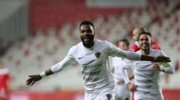 الاتحاد الجابوني يؤكد وفاة آرون بوبيندزا لاعب الزمالك السابق في بيان رسمي