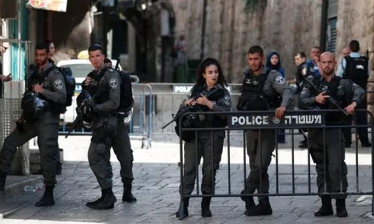 الاحتلال يداهم محالا تجارية في مدينة طولكرم وسط انتشار مكثف فيها