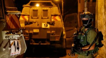 الاحتلال يعتقل 8 فلسطينيين من مخيم “الفوار” جنوب الخليل