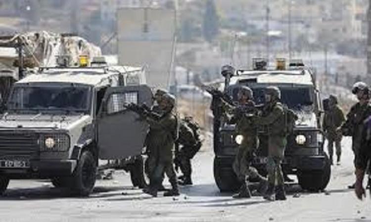 الاحتلال يواصل عدوانه على طولكرم: مداهمات وإخلاء قسري واعتقالات الاحتلال يواصل عدوانه على طولكرم: مداهمات وإخلاء قسري واعتقالات