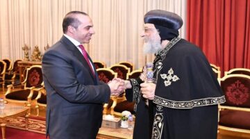 البابا تواضروس يستقبل وزير الشؤون النيابية للتهنئة بعيد القيامة المجيد