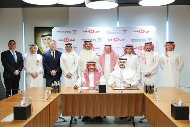 البنك السعودي الأول يوقع اتفاقية تسهيلات بنكية مع مجموعة بن لادن السعودية لتمويل تطوير مشروع مدينة الملك فهد الرياضية بقيمة ملياري ريال البنك السعودي الأول يوقع اتفاقية تسهيلات بنكية مع مجموعة بن لادن السعودية لتمويل تطوير مشروع مدينة الملك فهد الرياضية بقيمة ملياري ريال