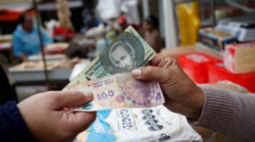 البيزو الأرجنتيني يفقد 8% من قيمته بعد رفع قيود الصرف