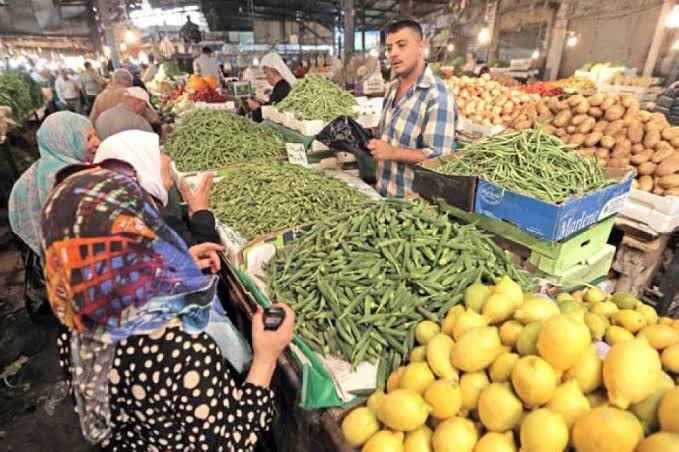 التموين تطرح خضراوات وفاكهة في المجمعات الاستهلاكية بتخفيض 25% التموين تطرح خضراوات وفاكهة في المجمعات الاستهلاكية بتخفيض 25%