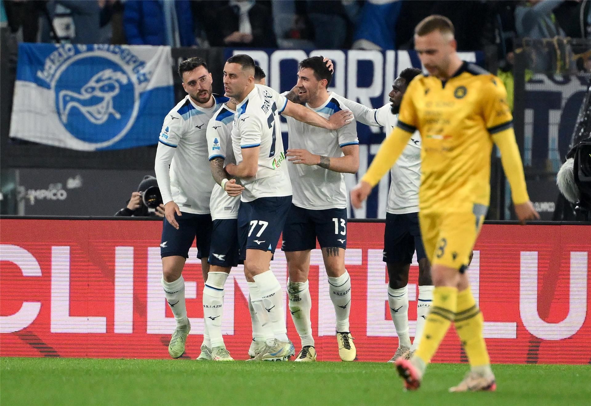 الثلوج تهدد إقامة مباراة في الدوري الأوروبي الثلوج تهدد إقامة مباراة في الدوري الأوروبي