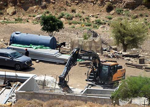 الجرافات الإسرائيلية تهدم خزان مياه في الأغوار الشمالية الجرافات الإسرائيلية تهدم خزان مياه في الأغوار الشمالية