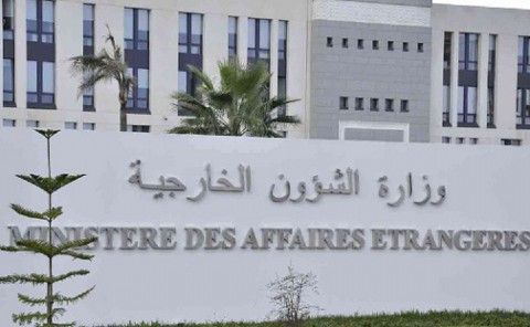 الجزائر تحتج “بشدة” على احتجاز أحد موظفيها القنصليين في فرنسا للاشتباه في تورطه بخطف مؤثر جزائري وتحذر من الاضرار بالعلاقات بين البلدين الجزائر تحتج “بشدة” على احتجاز أحد موظفيها القنصليين في فرنسا للاشتباه في تورطه بخطف مؤثر جزائري وتحذر من الاضرار بالعلاقات بين البلدين