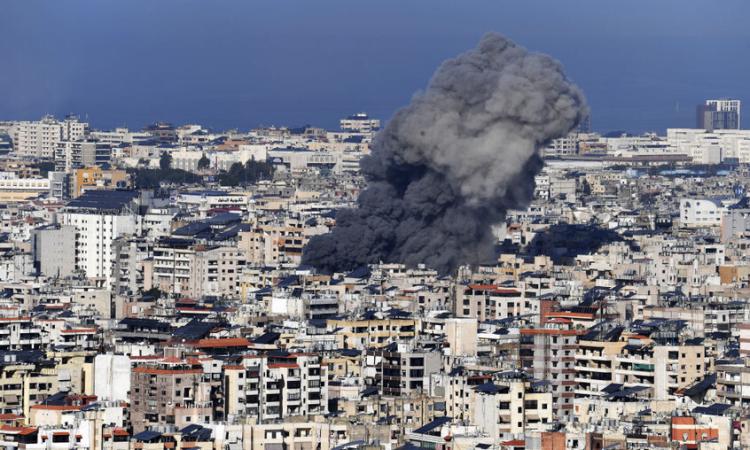الجيش الإسرائيلي ينفذ غارة عنيفة على إحدى مناطق الضاحية الجنوبية لبيروت الجيش الإسرائيلي ينفذ غارة عنيفة على إحدى مناطق الضاحية الجنوبية لبيروت