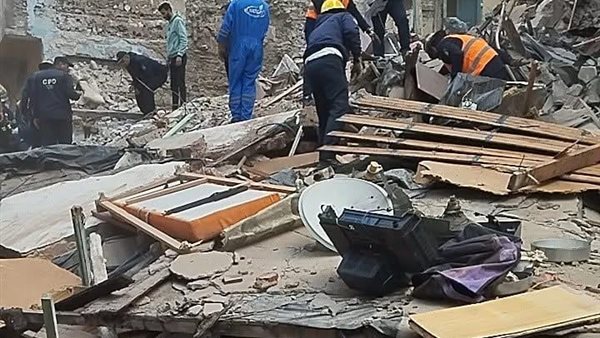 الحماية المدنية تكثف جهودها لإخراج سكان عقار اللبان المنهار من تحت الأنقاض الحماية المدنية تكثف جهودها لإخراج سكان عقار اللبان المنهار من تحت الأنقاض